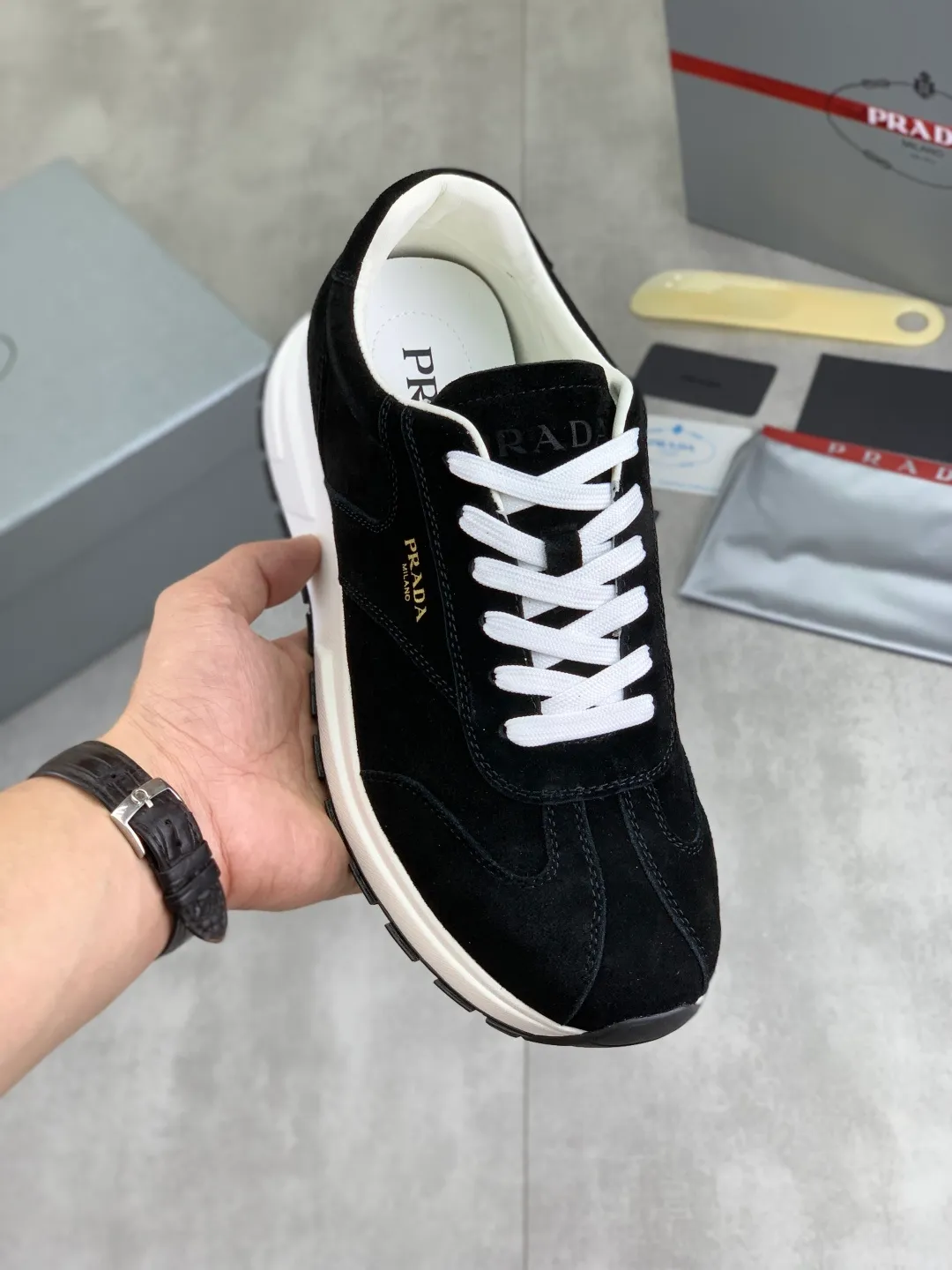 Men's Men's Shoes 💰P560 💰【New Style】 The latest model of high-quality PRADA classic men's shoes has been launched on the official website at a 1:1 replica, synchronized in Hong Kong and on the same catwalk; all made of calfskin➕imported cowhide lining, 🍡🍡original rubber outsole, non-slip and wear-resistant; comfortable on the feet, attractive style, fine workmanship, and simple and neat shoe lasts, highlighting a man's courage and toughness, 👍size 38 to 44 (45 can be customized) black White color🉑️choose